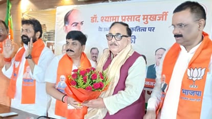 भाजपा कार्यालय पर बलिदान दिवस मनाते भाजपा के लोग।