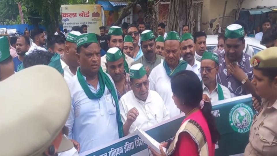 Meerut: The accused of firing at Kashi toll surrendered, Bhakiyu India protested at the Collectorate