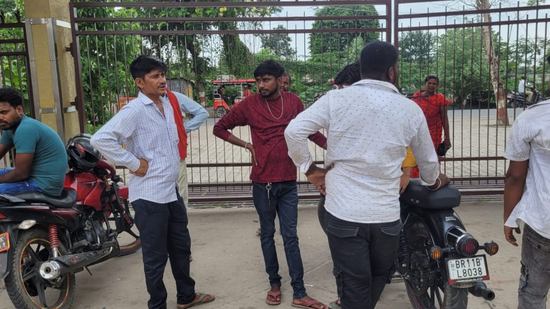 अस्पताल पहुंचे परिजन