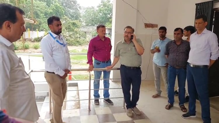 Bihar News: चार महीने से बंद पड़े सीएससी में पहुंचे सिविल सर्जन, कमियां देखकर अधिकारी और ठेकेदार को लगाई फटकार
