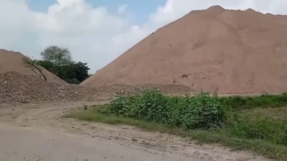 Fight between BJP MLA and SDM after seizing two overloaded trucks carrying gravel IN Banda Full Story