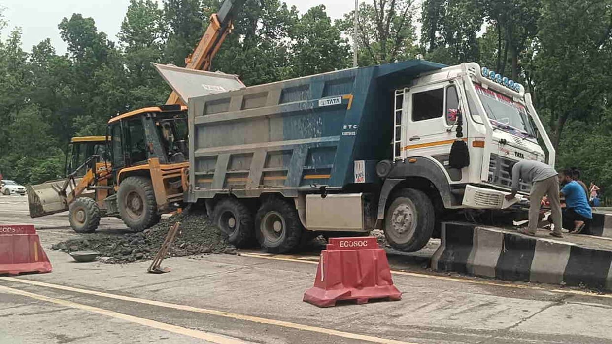 Uncontrolled dumper collided with the toll plaza barricade in Doiwala Rishikesh Uttarakhand News