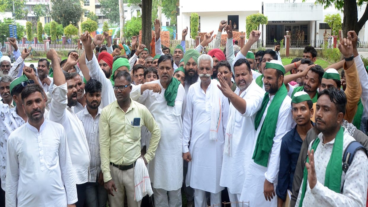 Farmers protest against land mafia in Bareilly