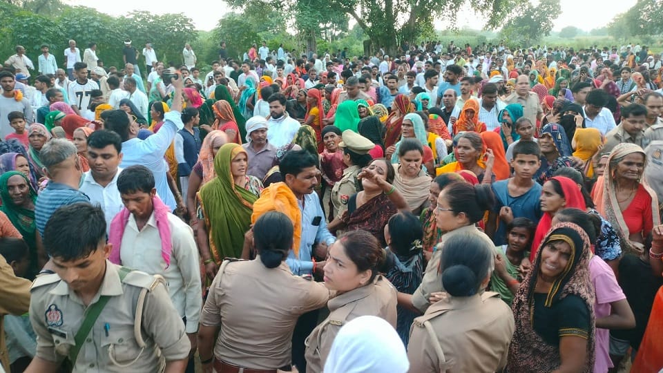 Three died including two nephews and uncle due to poisonous gas in well in shikohabad