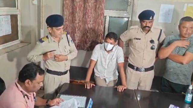 ग्वालियर में पुलिस ने लोकेंद्र तोमर को कोर्ट में पेश किया।