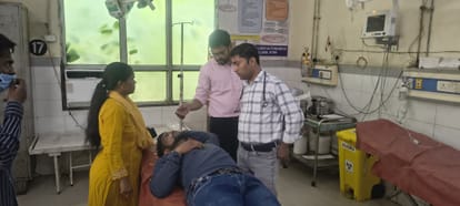 घायल का इलाज करते चिकित्सक।