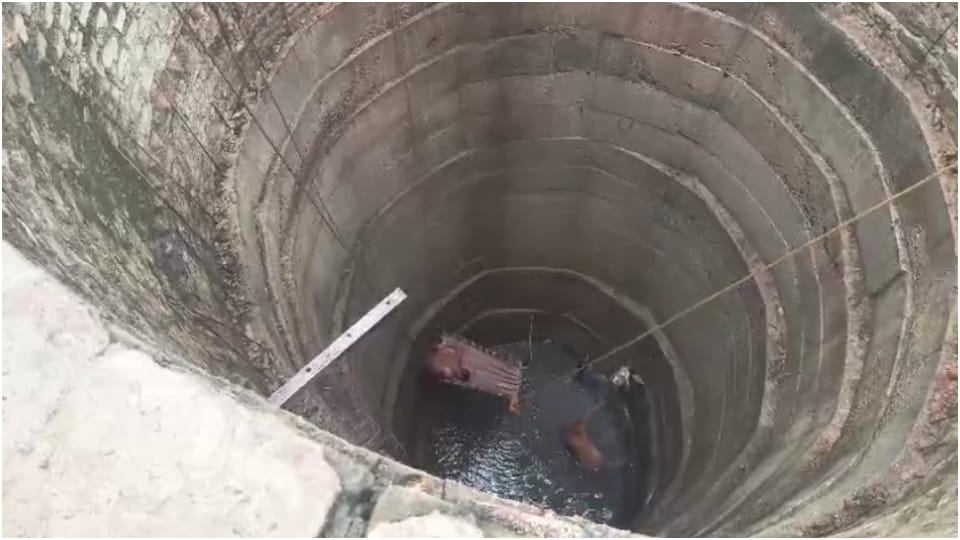 कुएं में जहरीली गैस का रिसाव होने की आशंका।