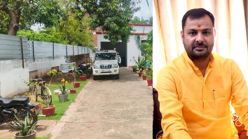 Fight between BJP MLA and SDM after seizing two overloaded trucks carrying gravel IN Banda Full Story