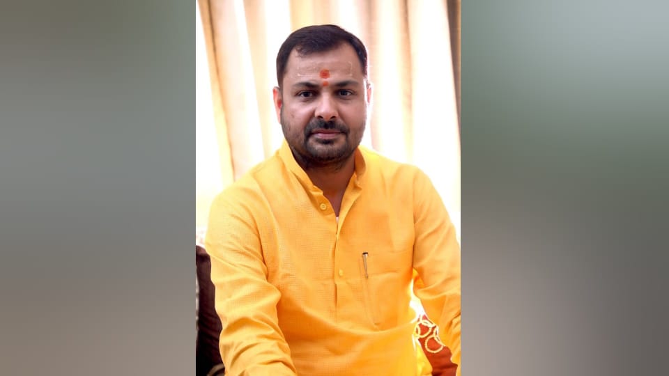 Fight between BJP MLA and SDM after seizing two overloaded trucks carrying gravel IN Banda Full Story