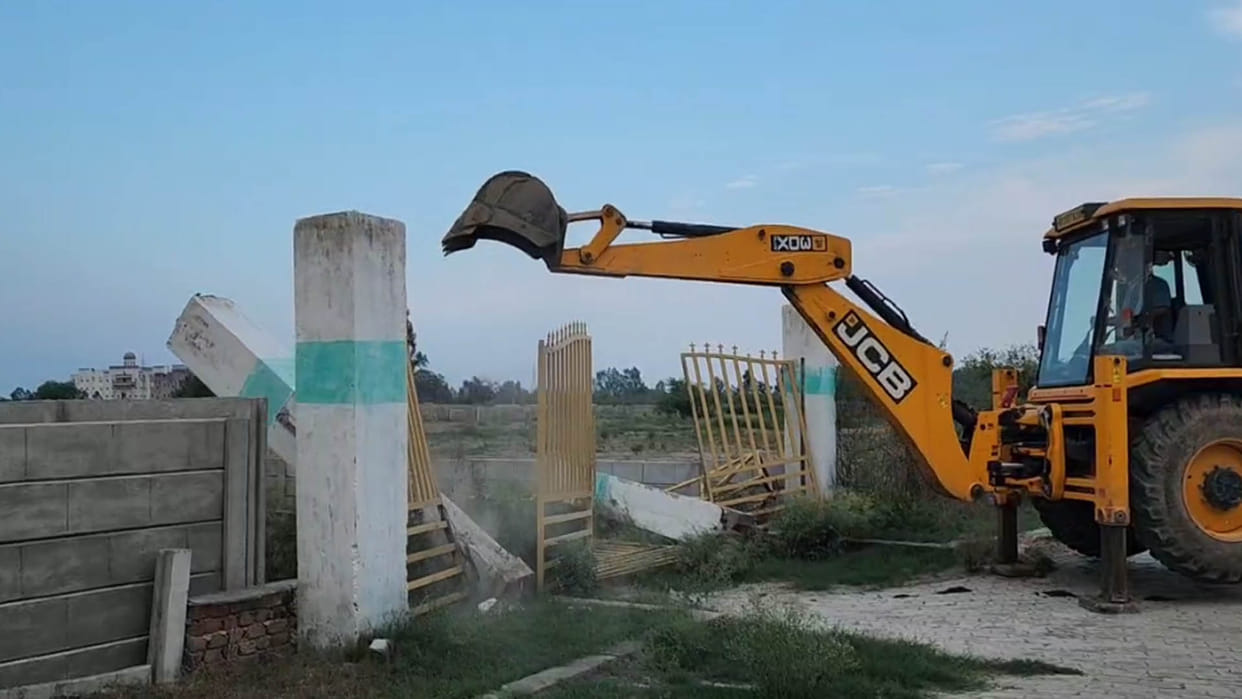 Administration freed 13 bighas of land worth Rs 1.76 crore, removed encroachments with JCB