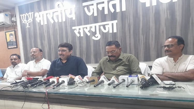 Surguja: भाजपा ने 1975 के आपातकाल का किया विरोध, सीएमएसबी चेयरमैन बोले- कांग्रेस ने संविधान को कमजोर किया