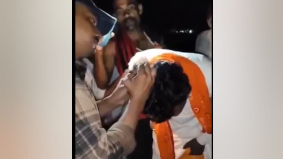 Bhagavatacharya beaten for not being a Brahmin, his braid chopped off In Etawah news in hindi see photos