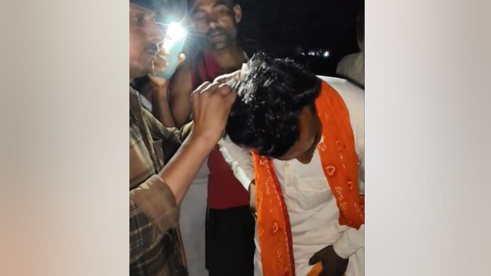 Bhagavatacharya beaten for not being a Brahmin, his braid chopped off In Etawah news in hindi see photos