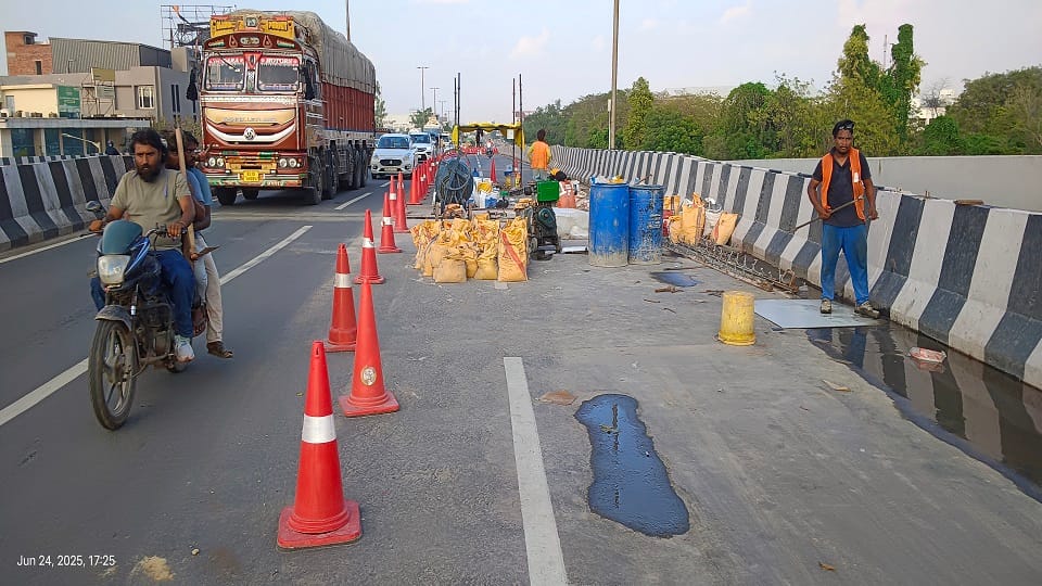 Expansion joint damaged on Khandari flyover