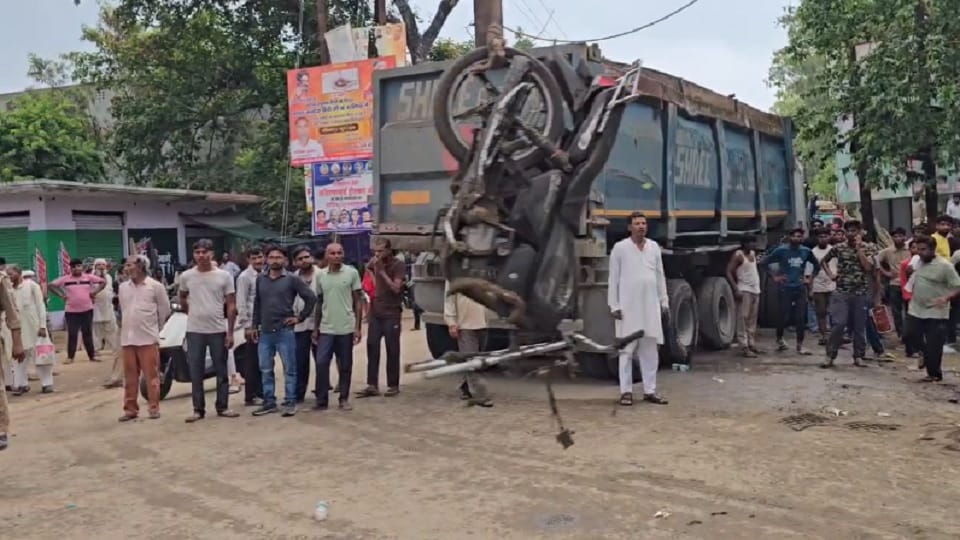 Muzaffarnagar: Overloaded dumper and truck overturned after colliding with each other, two friends died