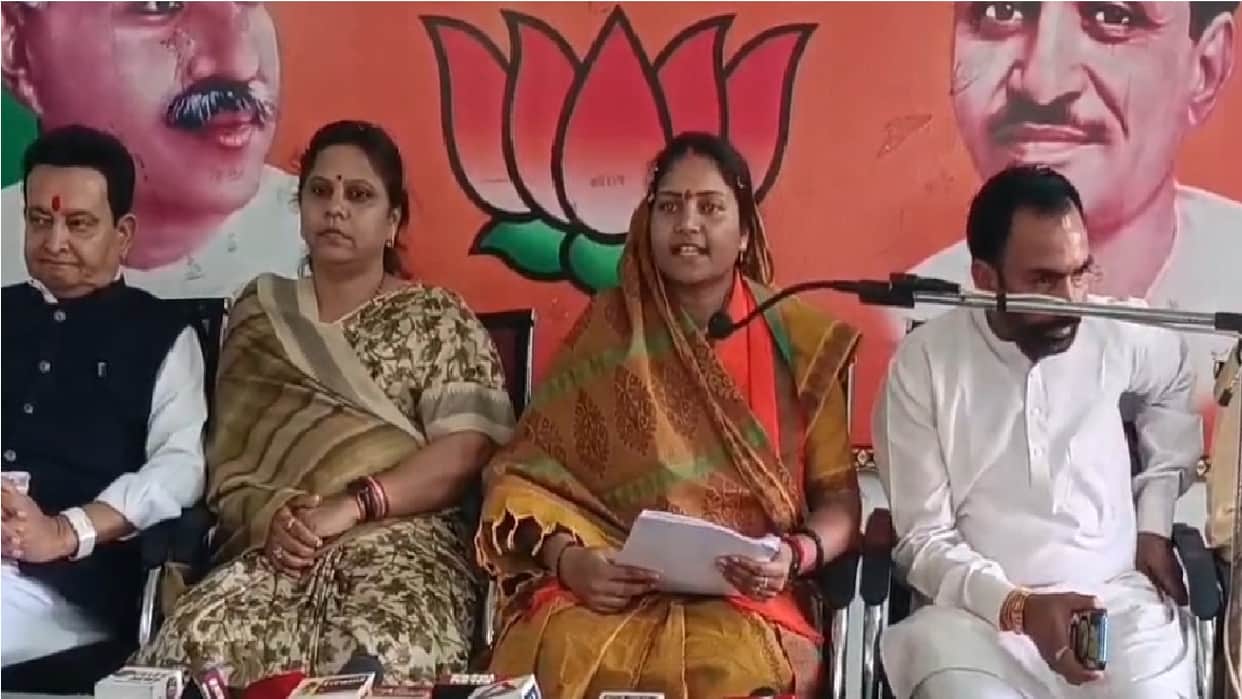 Minister Laxmi Rajwade attacked Congress over emergency