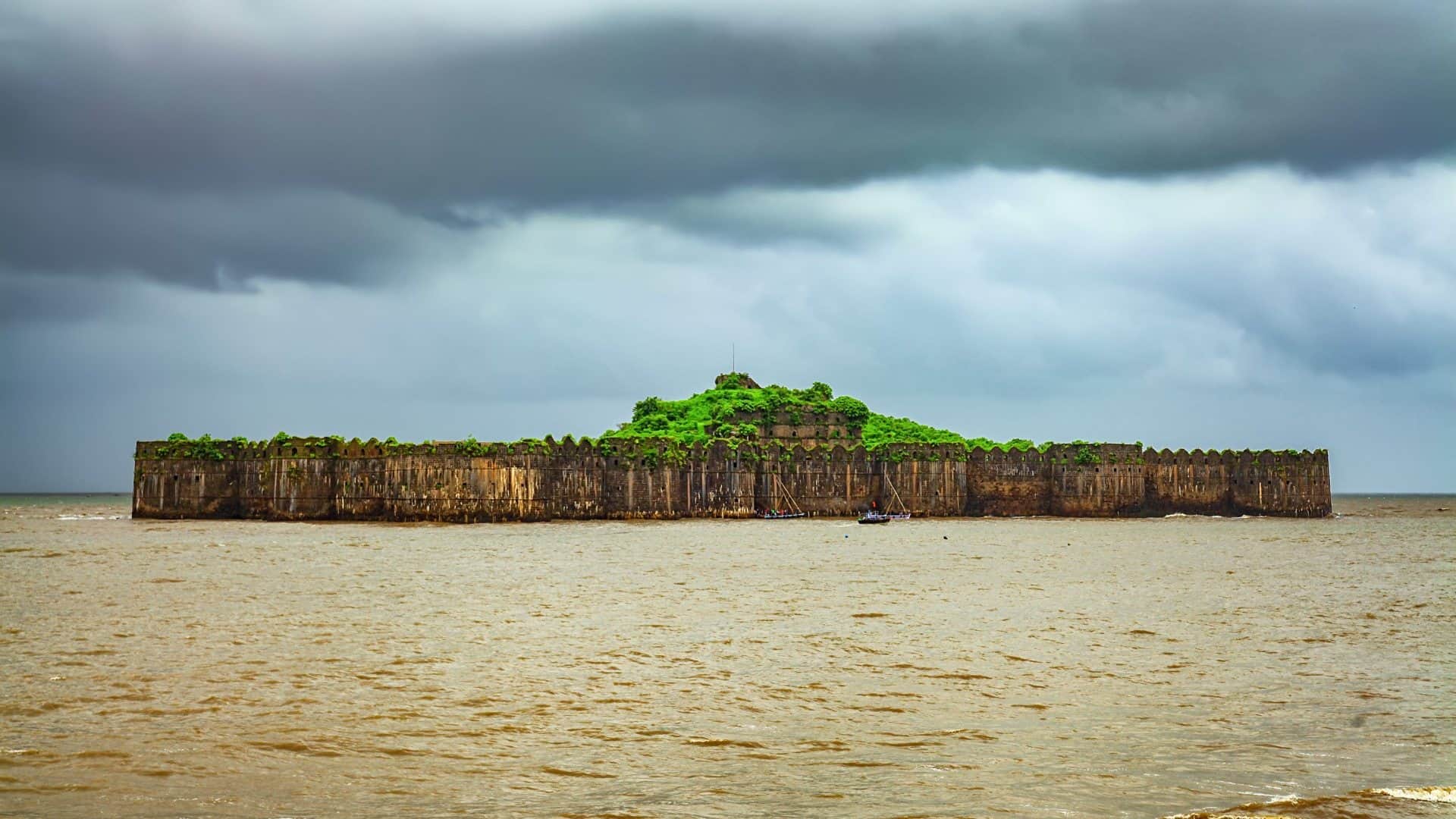 Mysterious Janjira Fort India unconquered fortress in middle of sea and mystery of Freshwater inside