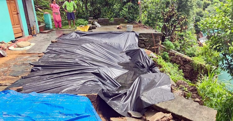 Chamoli News: पाडुली में भूस्खलन...बारिश से डर, दो परिवारों ने छोड़े घर, प्रशासन की टीम ने किया निरीक्षण