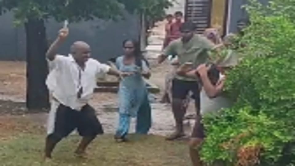 Bijnor: Pradhan of Heempur Deepa pushed down, husband beaten with sticks, video of the fight goes viral