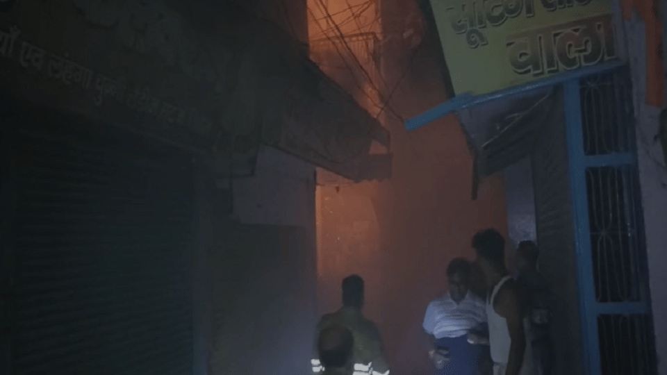 Huge fire breaks out in a saree shop