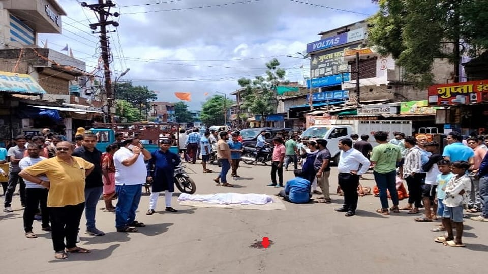 Road accident in Janjgir Champa Truck crushed an elderly man to death family members blocked the road