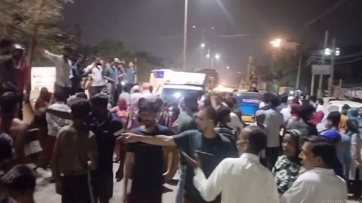 People troubled by frequent power cuts in Ghaziabad s Pasunda created a ruckus on road