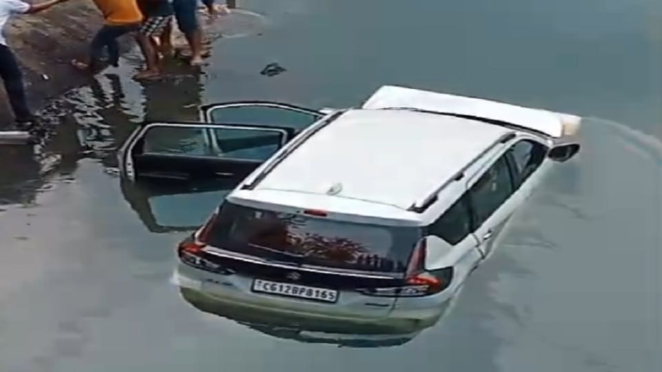 speeding car fell 25 feet down into a canal three people were going from Janjgir to Deepka condition of three