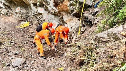 Uttarkashi Landslide on Yamunotri walking route rescue operation resumed people buried under rubble Death