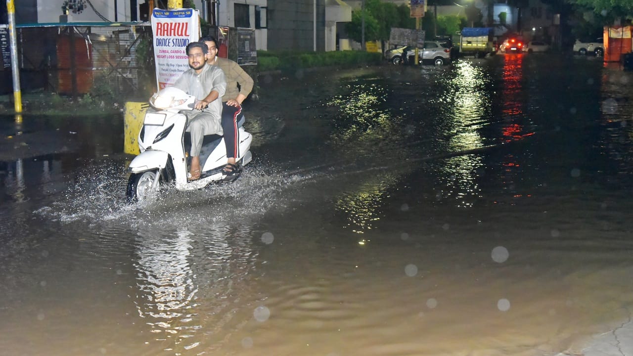 UP Weather Update: Heavy Rain Lashes Bareilly, Waterlogging on Roads, Yellow Alert for 3 Days
