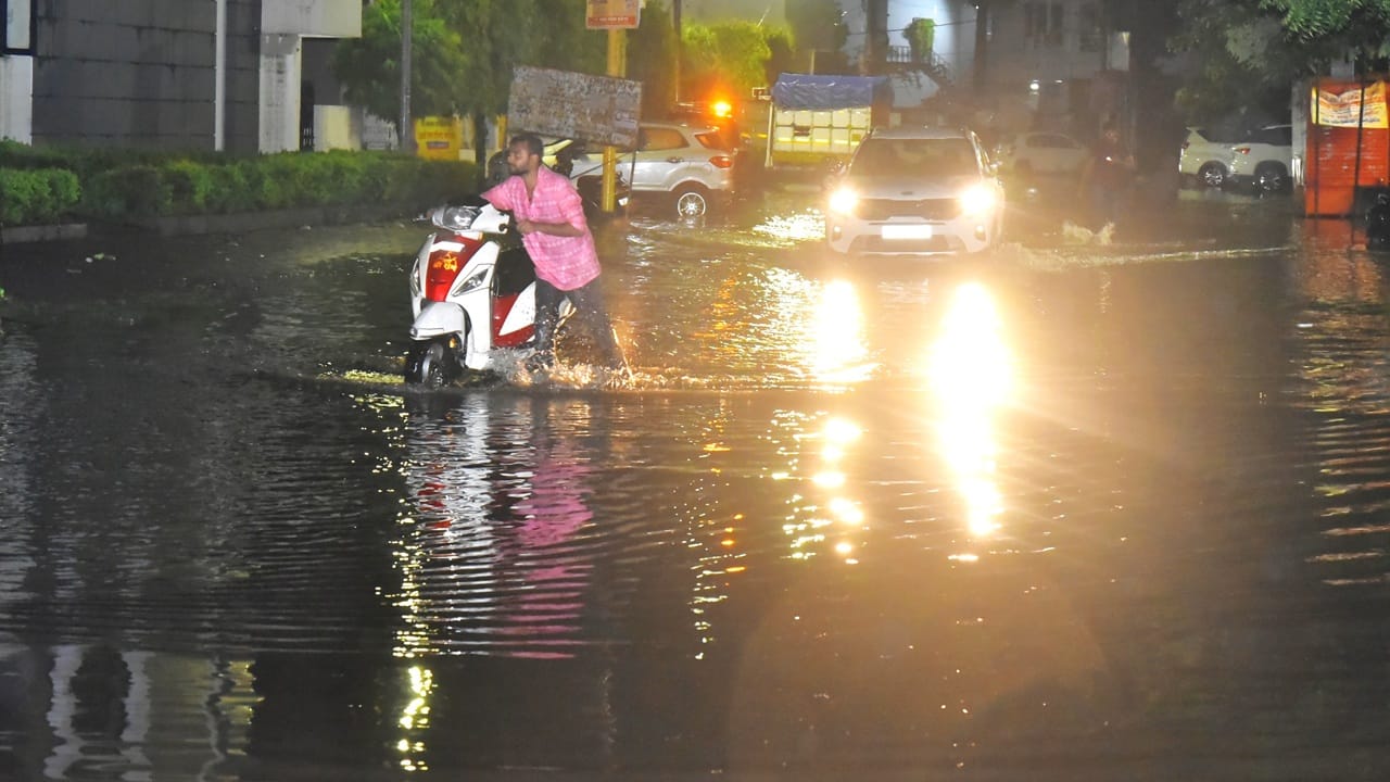 UP Weather Update: Heavy Rain Lashes Bareilly, Waterlogging on Roads, Yellow Alert for 3 Days