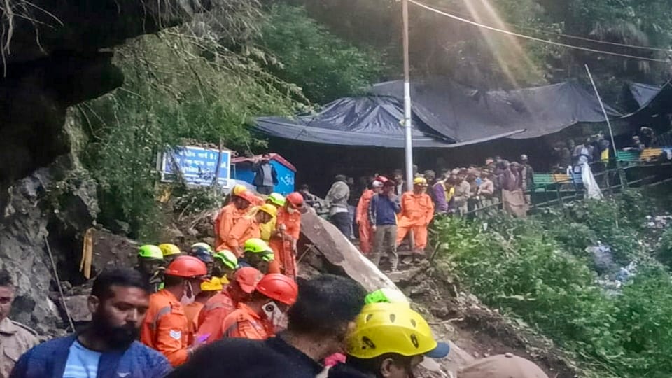 Yamunotri Landslide Father Crying All day in Hope to find his Missing daughter from debris