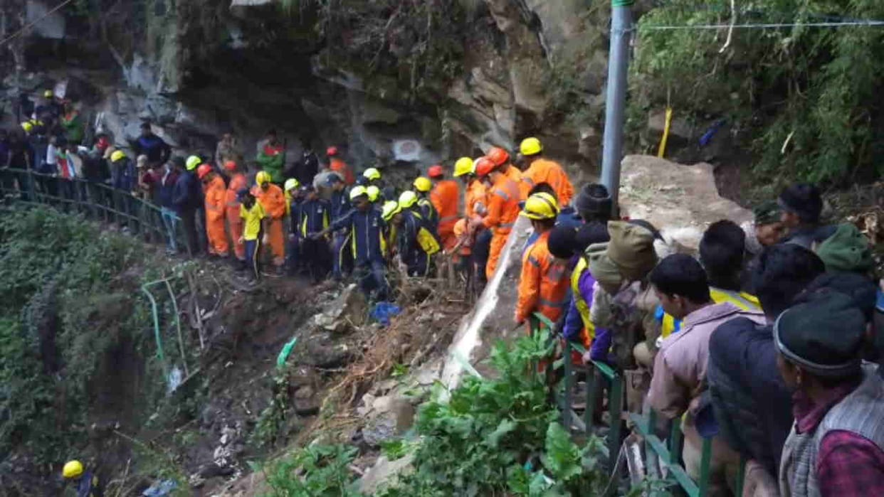 Uttarkashi Landslide Yamunotri Yatra disrupted due to landslide thousands of devotees stopped