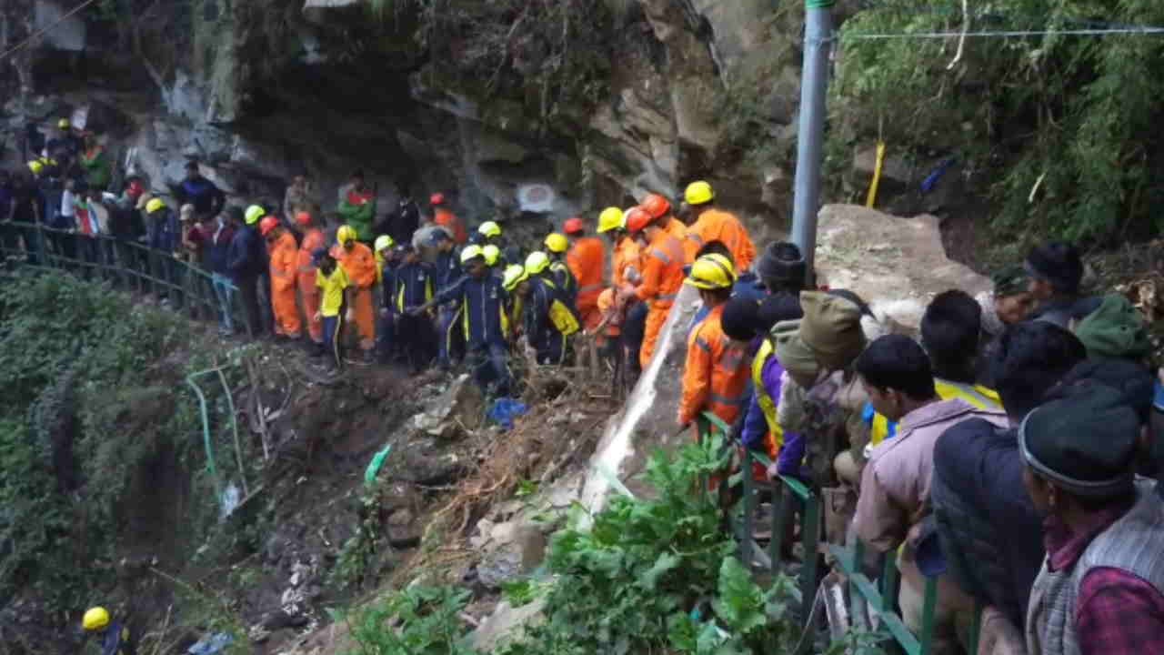 Yamunotri Landslide Father Crying All day in Hope to find his Missing daughter from debris