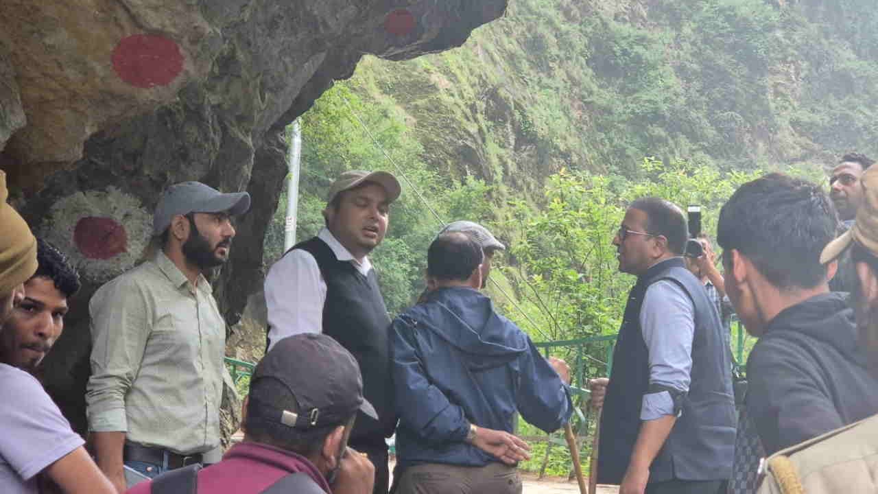 Uttarkashi Landslide Yamunotri Yatra disrupted due to landslide thousands of devotees stopped