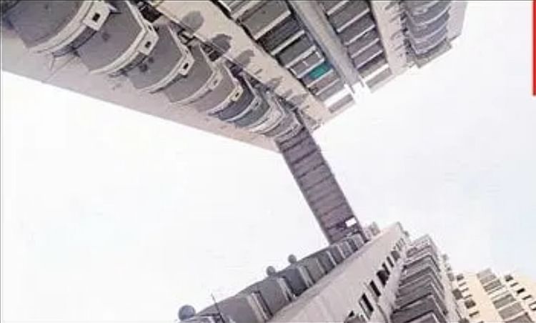 NCR : फरीदाबाद में स्काईवॉक की स्लैब टूटी, सोसाइटी में 14वीं मंजिल से गिरकर बुजुर्ग की मौत