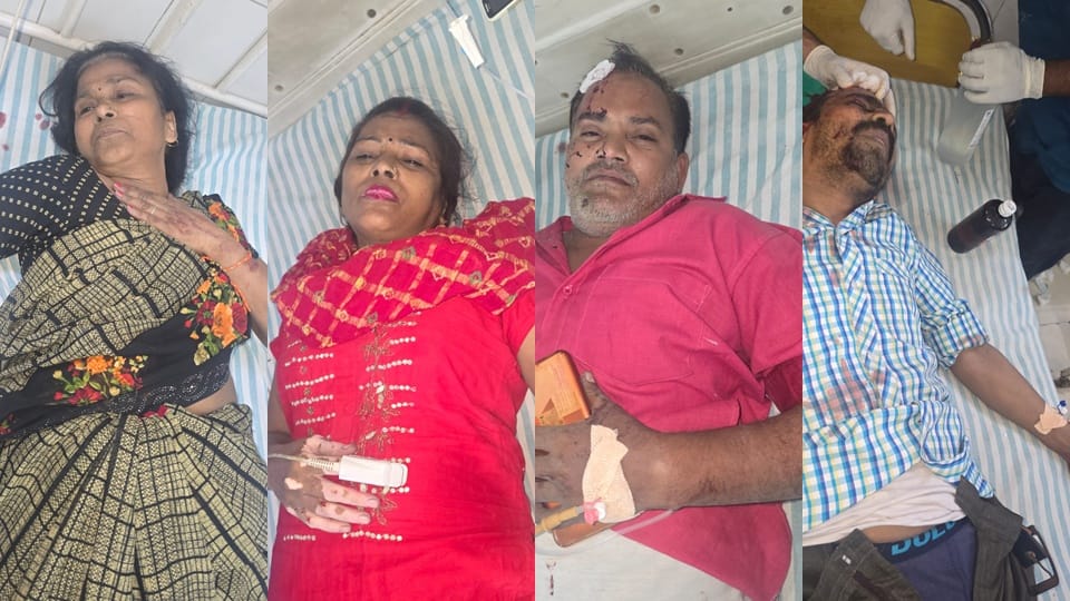 Moradabad: Mini bus overtaking in Agwanpur overturned, 20 factory workers injured