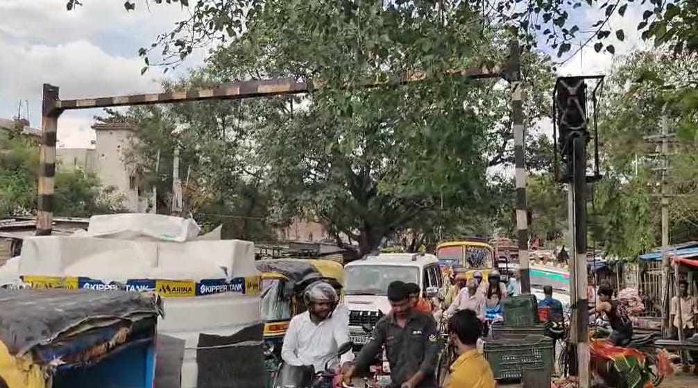 Bihar: Pickup van broke railway boom in Maheshkhunt then traffic halted for one hour