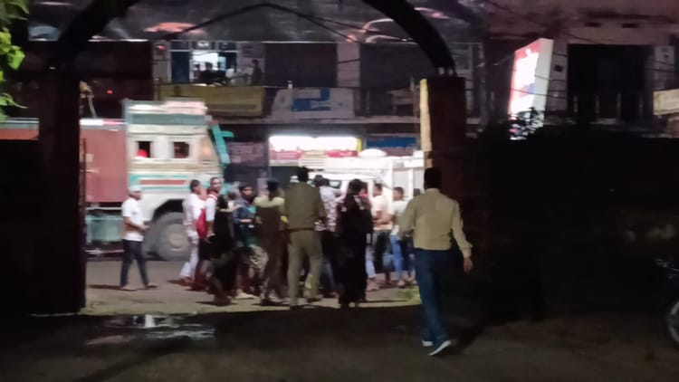 Bihar : नाबालिग के साथ शिक्षक ने किया दुष्कर्म, आरोपी के समर्थकों ने पीड़ित पक्ष को थाने के गेट पर पीटा