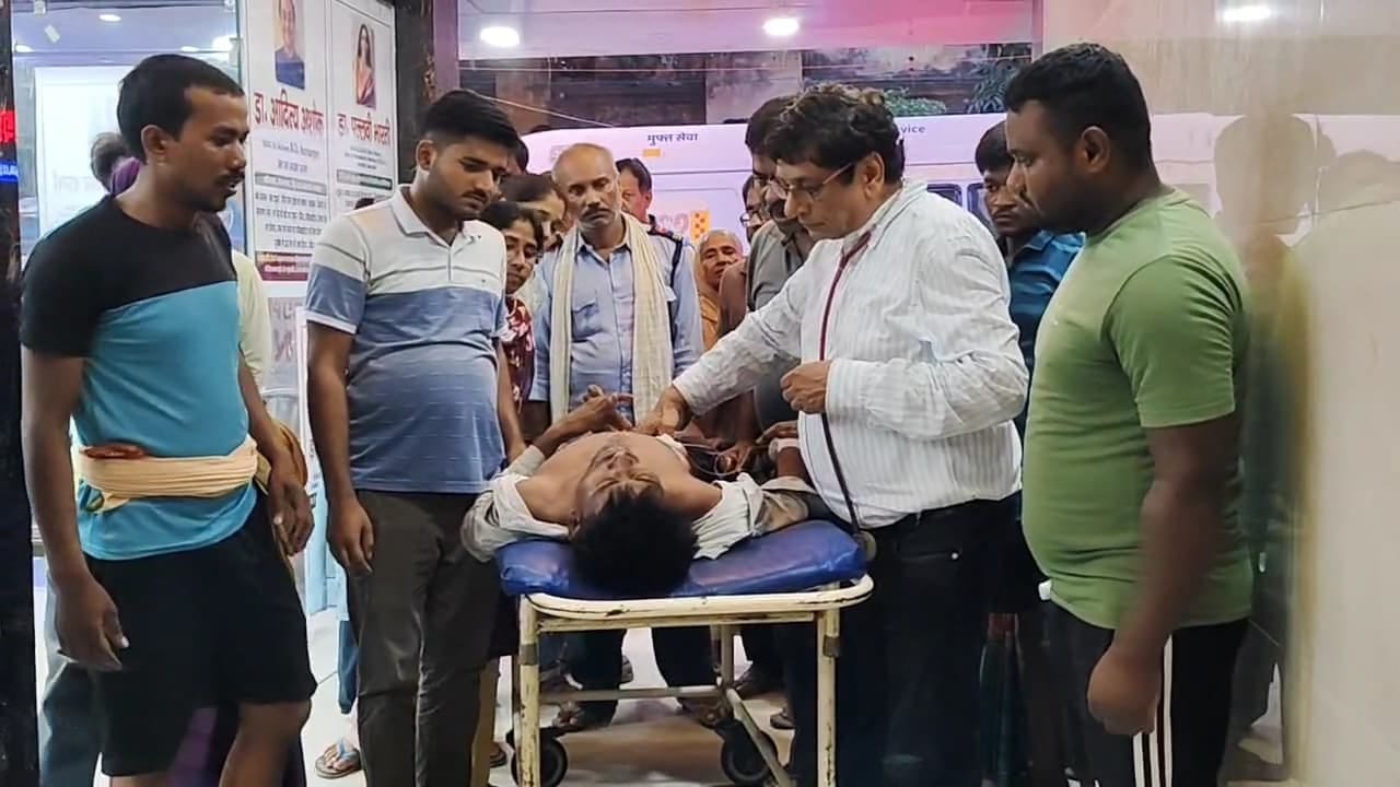 घटना के बाद लगी भीड़।
