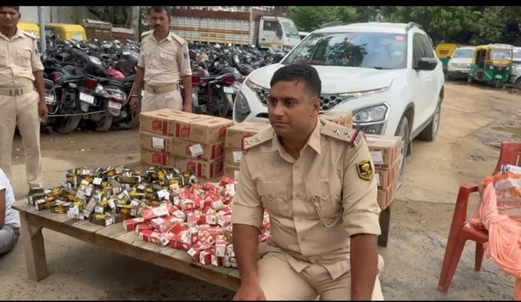 Bihar News: पुलिस की वर्दी पहनकर शराब ले जा रहा था नकली दरोगा, उत्पाद विभाग की टीम ने खेप के साथ पकड़ा