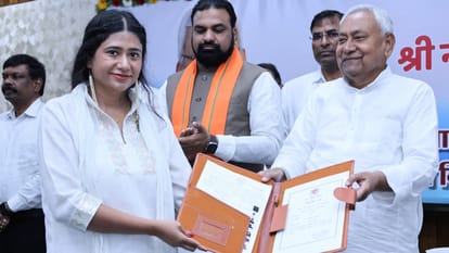 Bihar : Nitish Kumar gave appointment letters assistant architects decorate infrastructure iconic buildings
