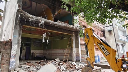 Bulldozer ran on the three-storey house of history-sheeter Zubair in Bareilly
