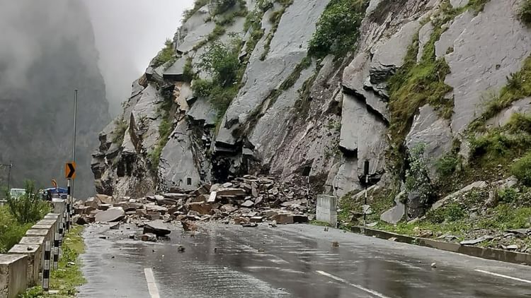 Uttarakhand landslide: पिनौला में चट्टान से टूटकर गिरे बोल्डर, बदरीनाथ हाईवे बाधित; तीर्थयात्रियों को रोका