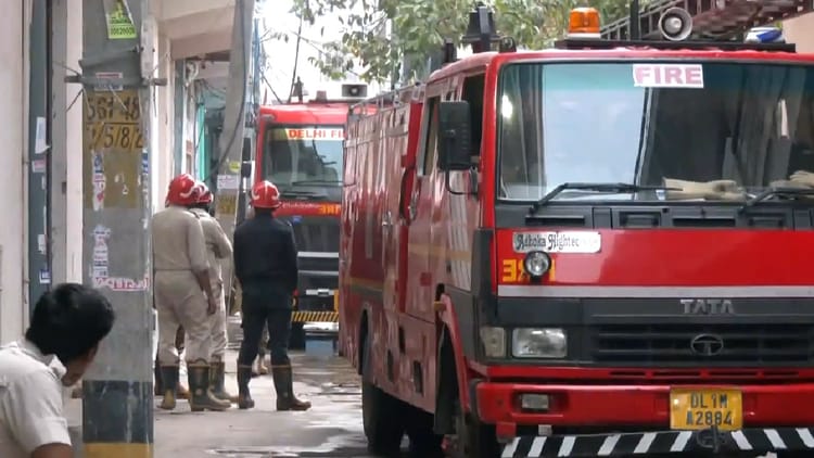 Delhi: दिल्ली के चंदर विहार में घर में लगी आग, दमकल कर्मियों ने पांच लोग और दो पालतू कुत्तों को बचाया