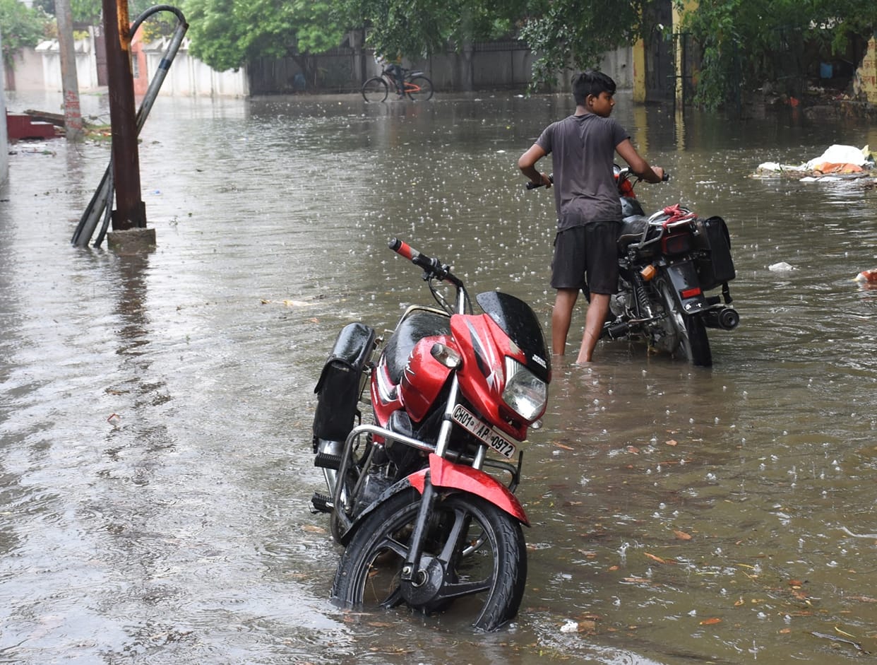 Lucknow: Many posh areas are flooded with water due to rain, due to clogged drains, rainwater has filled the