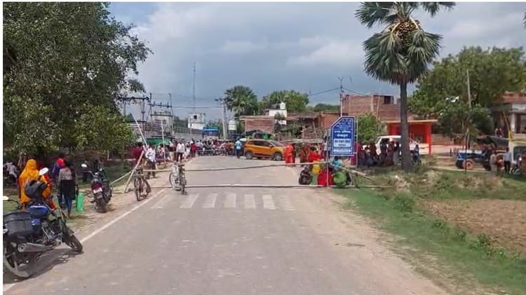 Bihar News: सड़क की मांग को लेकर हंगामा, चार घंटे तक जाम; रास्ता बंद होने पर फूटा ग्रामीणों का गुस्सा