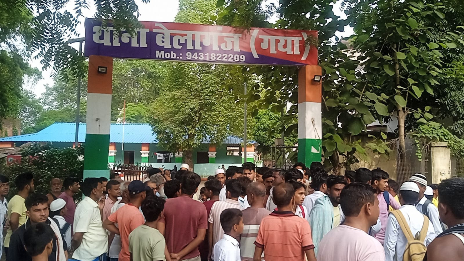 घटना के बाद जुटी भीड़