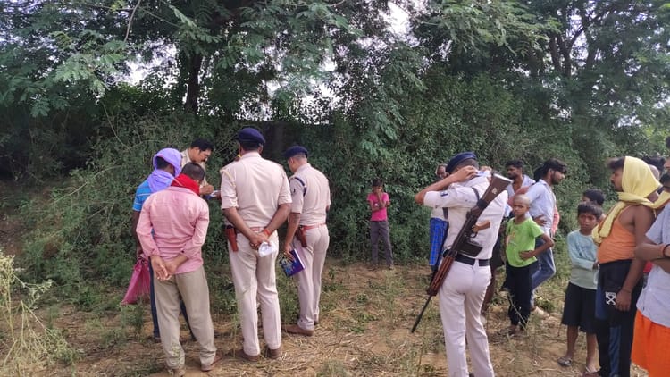 Bihar: बिहटा में सिरकटी लाश मिलने से सनसनी, दो मोबाइल और नशीला पदार्थ बरामद; मृतक की शिनाख्त नहीं