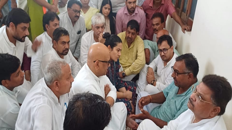 Ajay Rai reached Muradnagar to meet the victim's family in the Ravi Sharma murder case