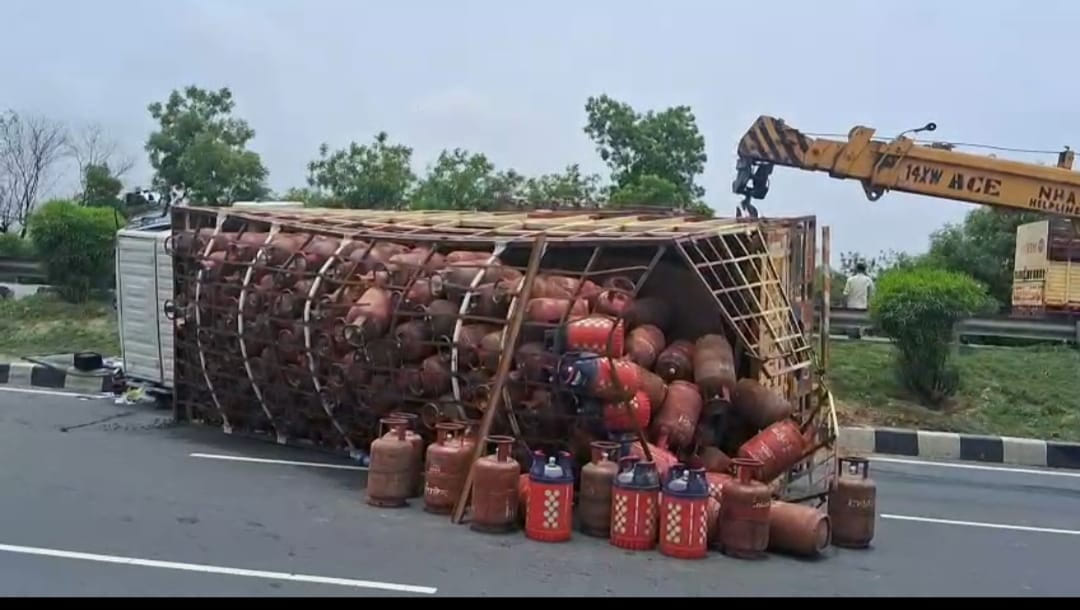 truck loaded with LPG cylinders overturned on highway